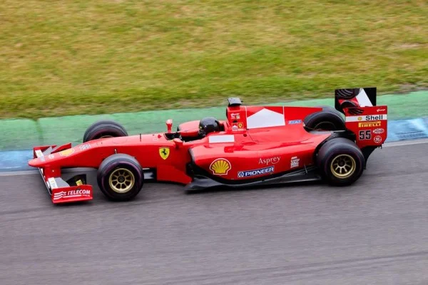 F1传奇车手阿隆索宣布续约阿斯顿马丁 2027赛季继续征战 银石基地见证不老雄心